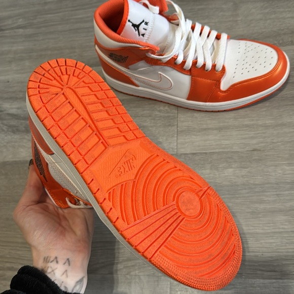 Nike Air Jordan 1 Mids - Picture 4 of 5